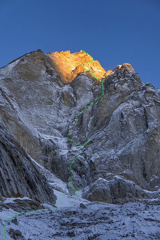 Prvenstvena smer Light before wisdom v vzhodni steni Cerro Kishtwarja (6173 m)